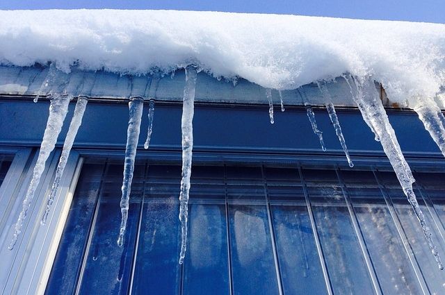 Получить компенсацию при падении снега с крыши в Белозерском